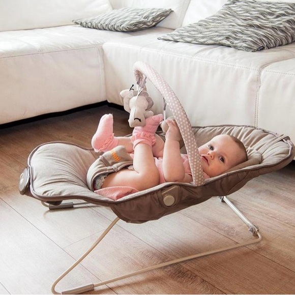 baninni-shoes-cozy-baby-vibrating-bouncer-chair-with-toy-bar-brown